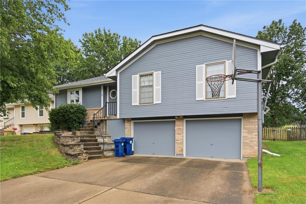 Photo 2 of 1112 SW Breckenridge Court