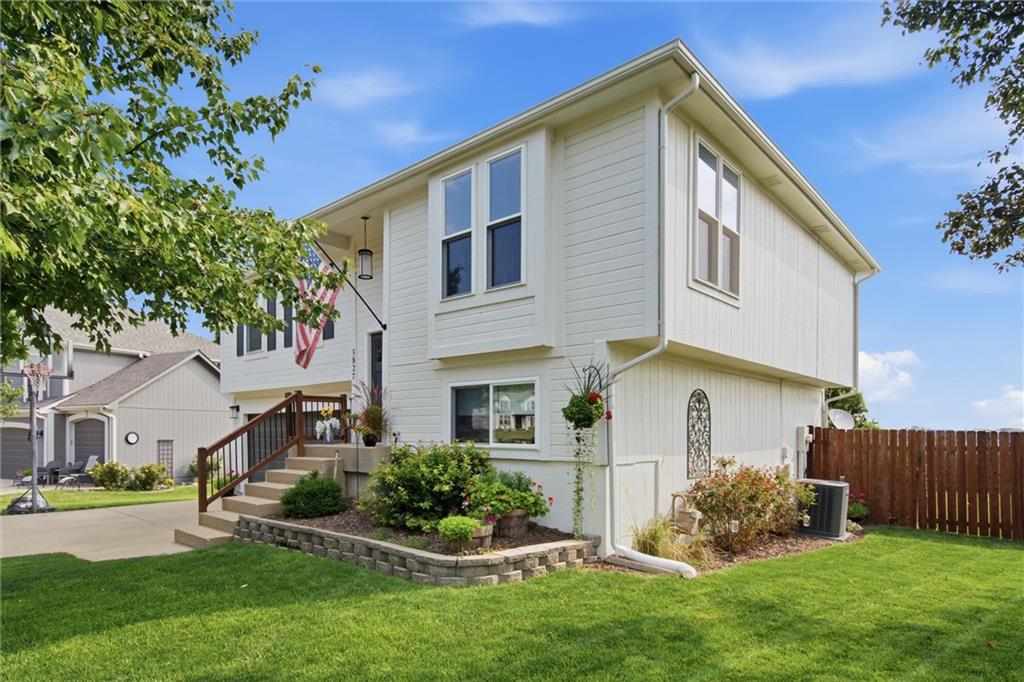 Photo 3 of 5827 Meadowsweet Lane