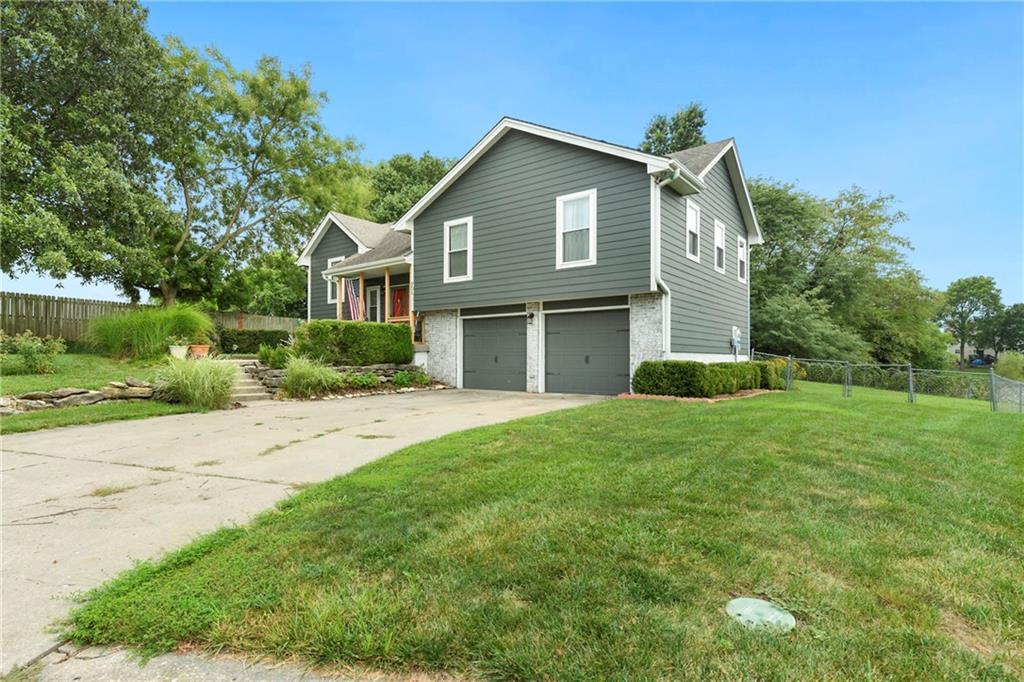 Photo 3 of 906 Fairview Circle