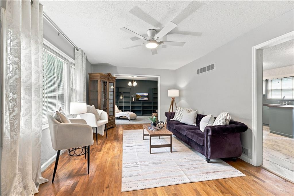 Photo 3 of 1007 S Logan Avenue