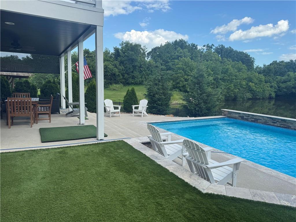 Photo 5 of 609 NE Persimmon Circle