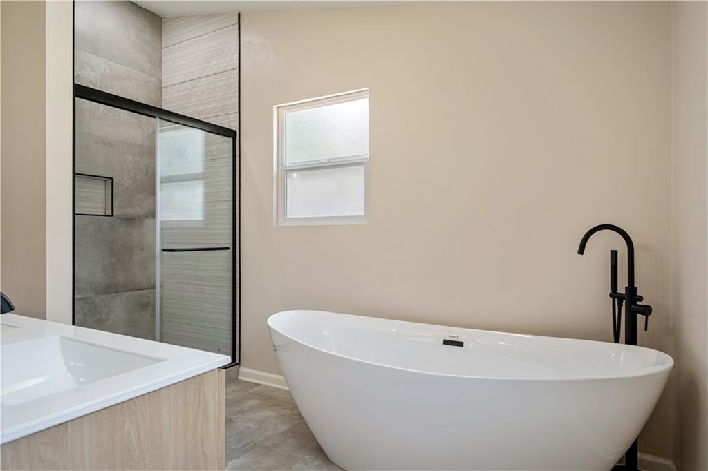 Photo 4 of 5701 N Highland Avenue