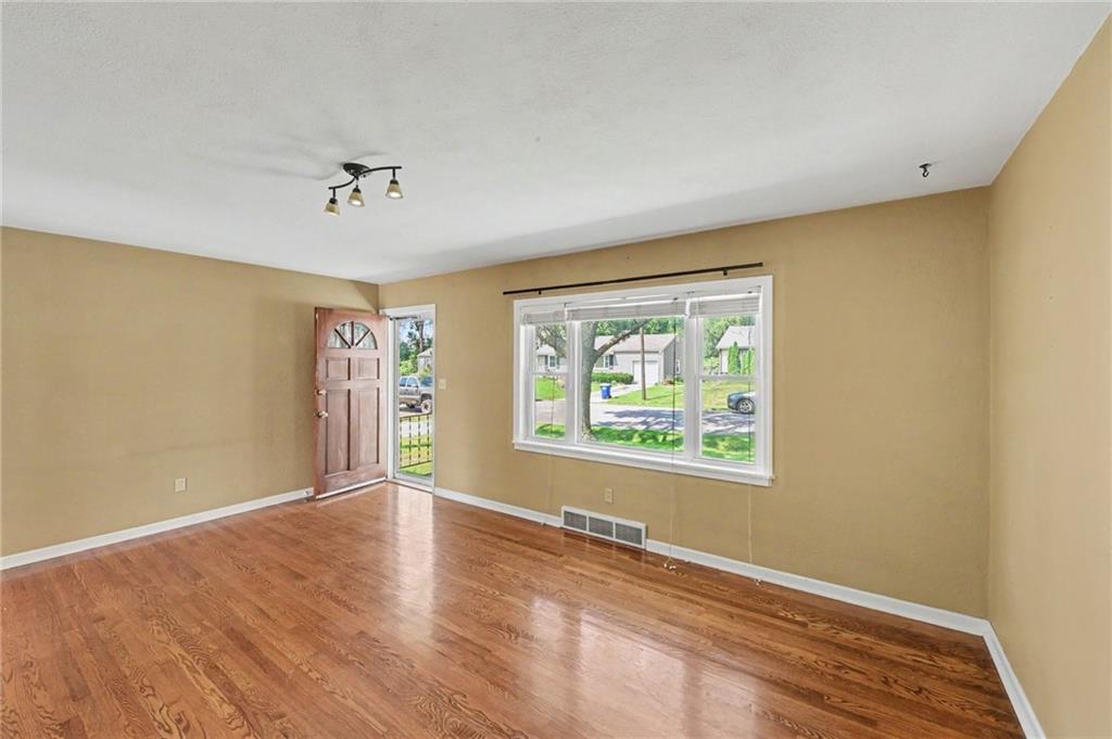Photo 5 of 9517 Summit Street