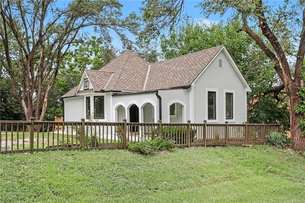 Photo 2 of 302 S Boeke Street