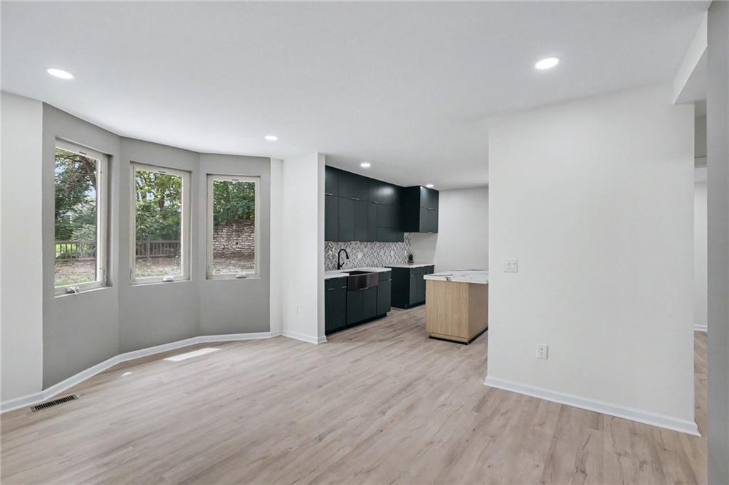 Photo 4 of 302 S Boeke Street