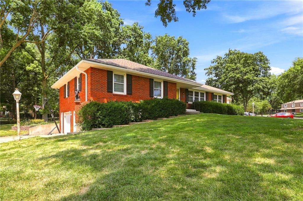 Photo 3 of 1701 Willow Circle
