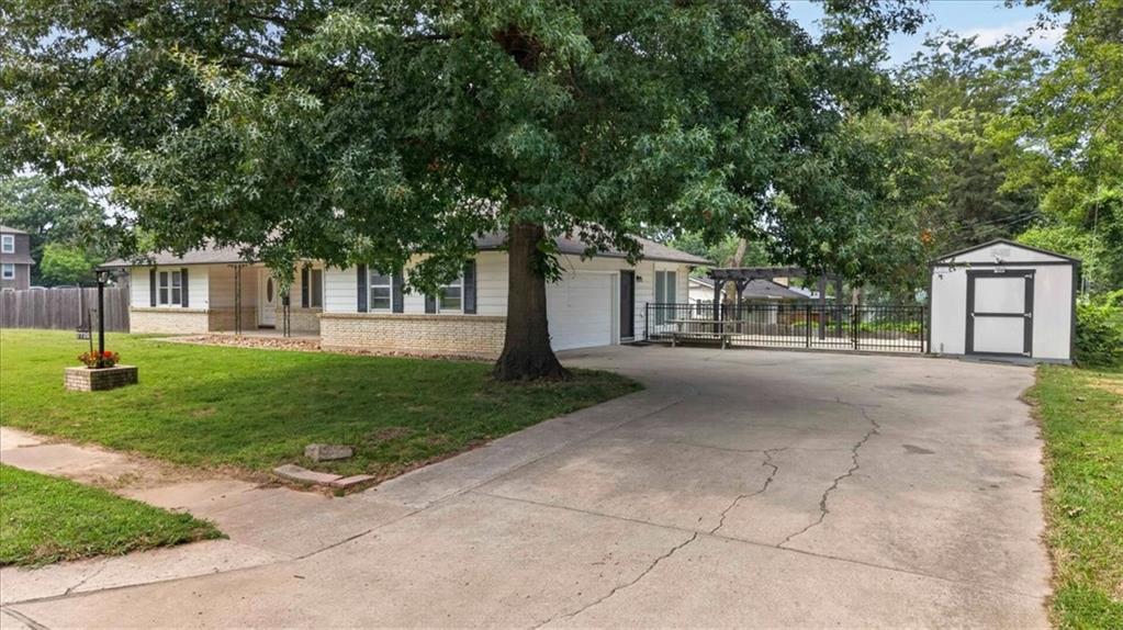 Photo 6 of 7726 EVERETT Avenue
