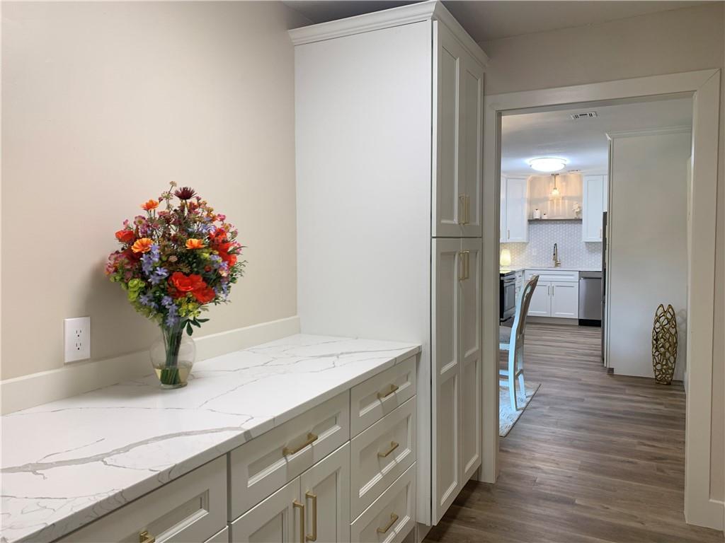 Photo 5 of 1404 W Stone Boulevard