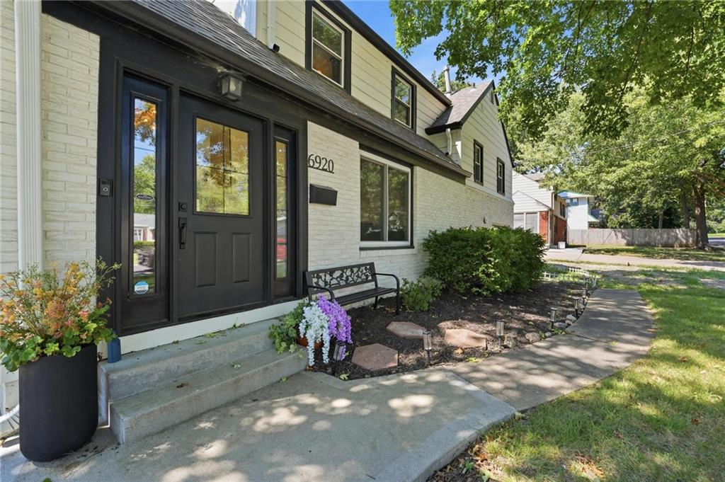 Photo 4 of 6920 Walmer Street