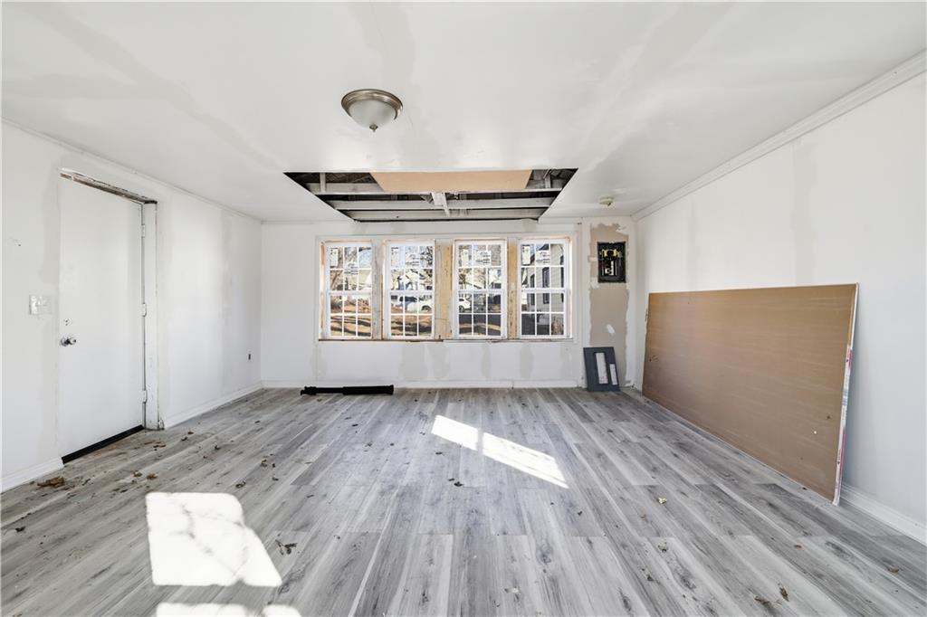 Photo 6 of 817 W White Oak Street