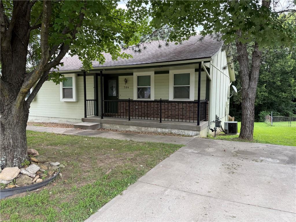 Photo 3 of 704 Hillcrest Street