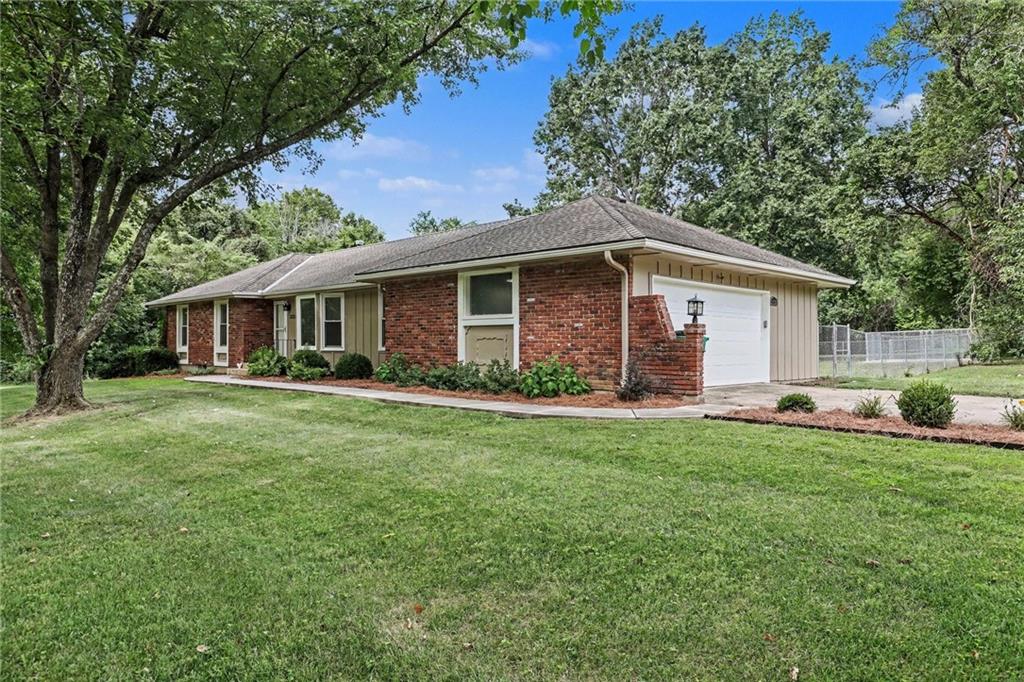 Photo 4 of 25322 Lone Pine Drive