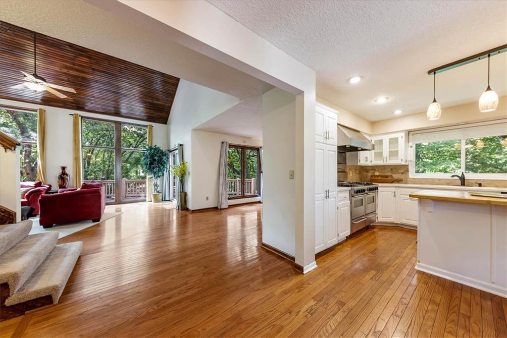 Photo 5 of 15421 Kansas Avenue