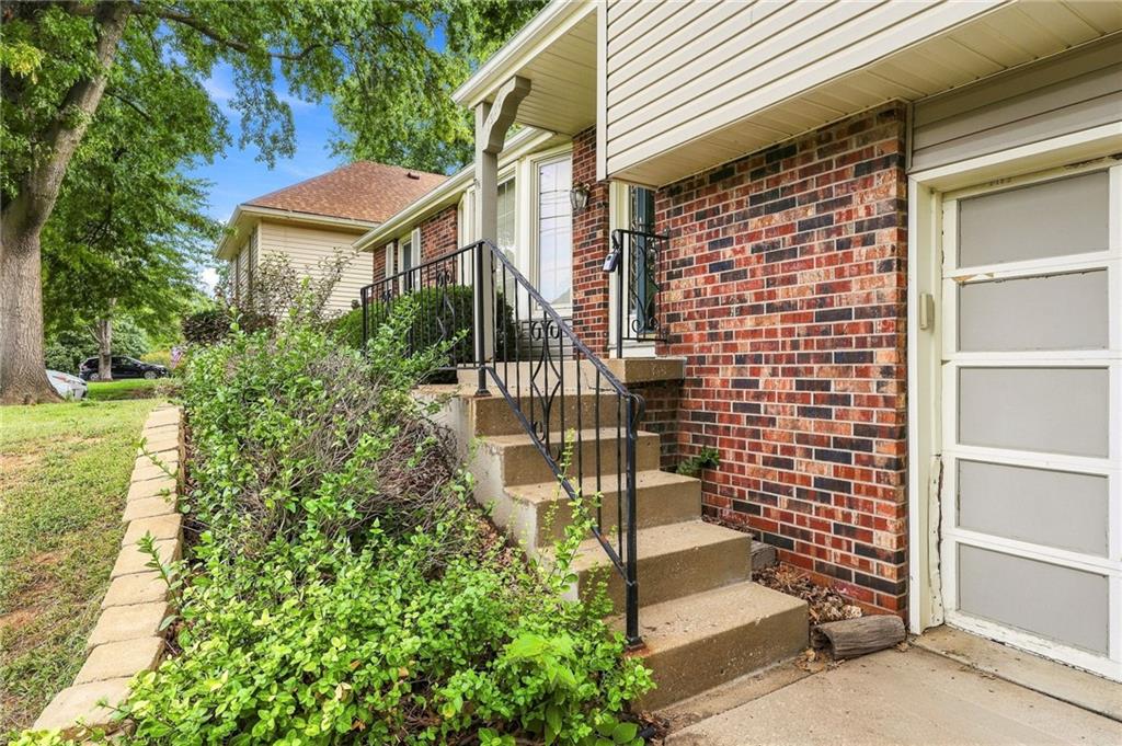 Photo 4 of 11017 Jackson Avenue