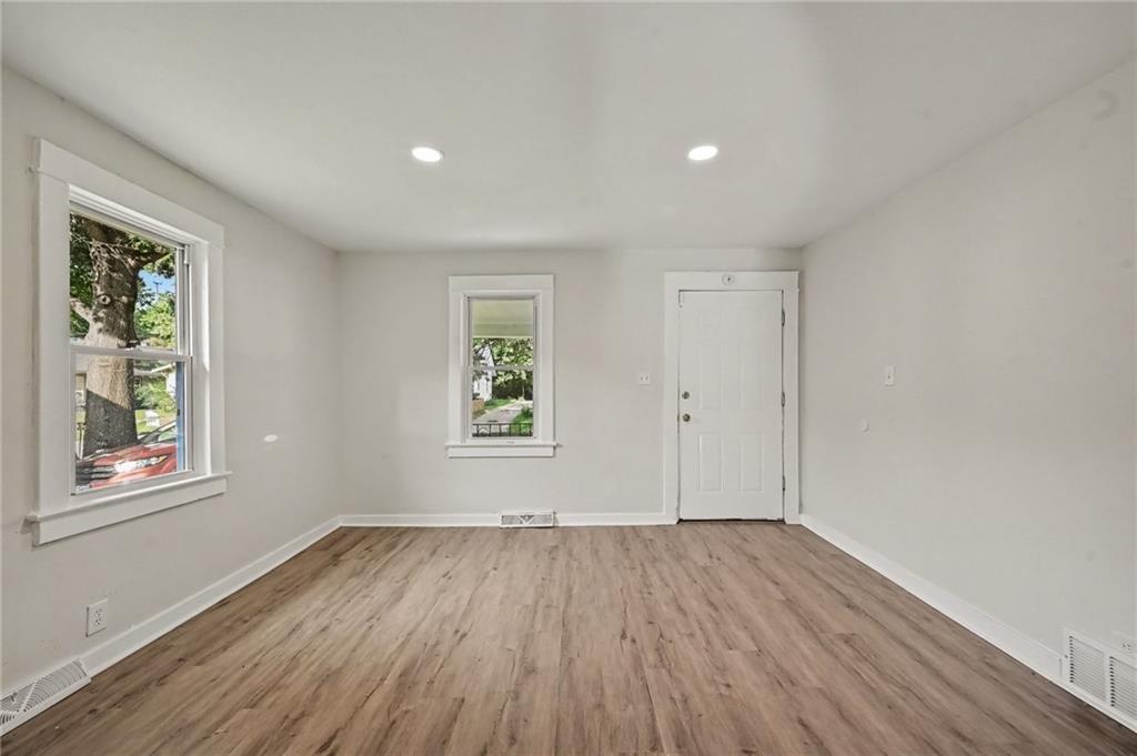 Photo 4 of 619 S Ash Avenue