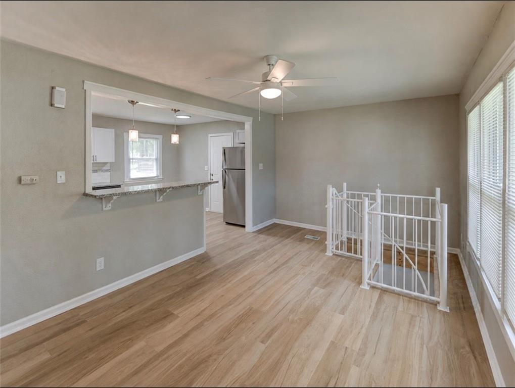 Photo 4 of 512 NW Lakeview Road
