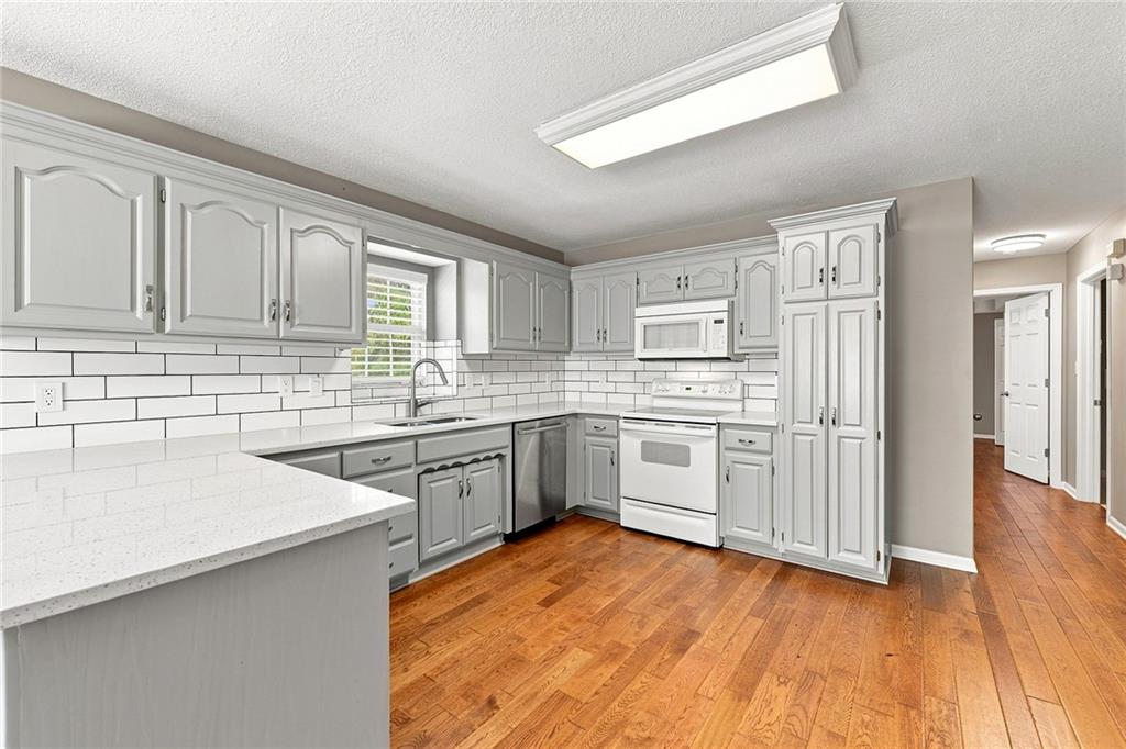 Photo 4 of 820 SE 11th Terrace