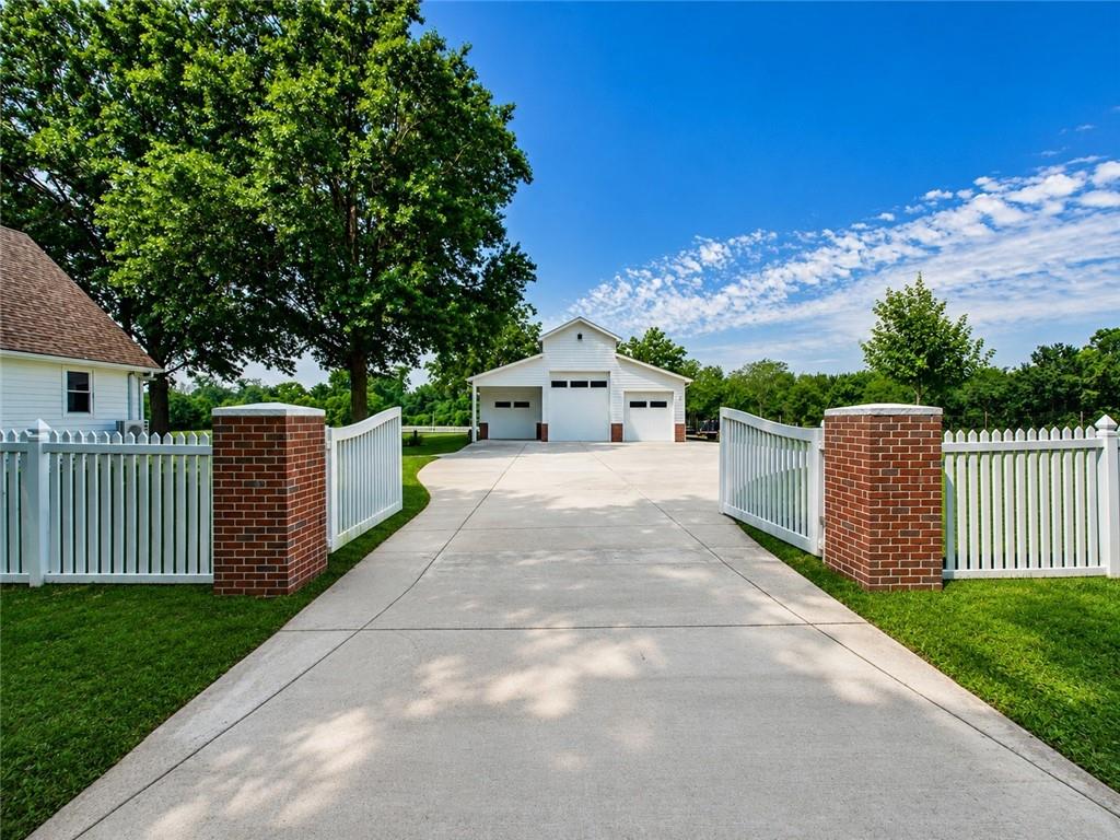 Photo 4 of 3318 S Bellechase Drive