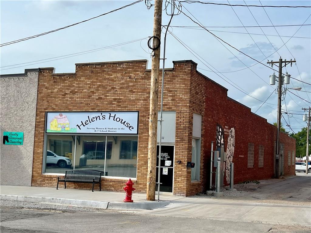 Photo 2 of 211 W Mason Street