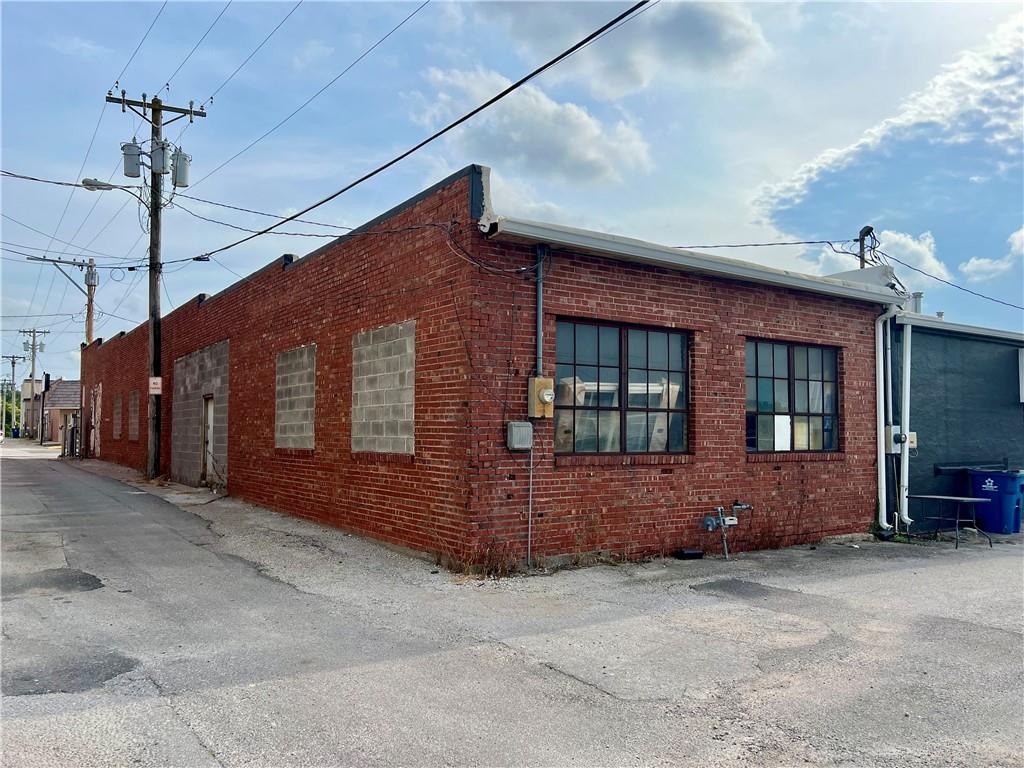 Photo 3 of 211 W Mason Street