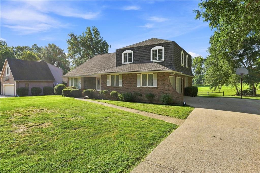 Photo 3 of 508 NW Golfview Drive