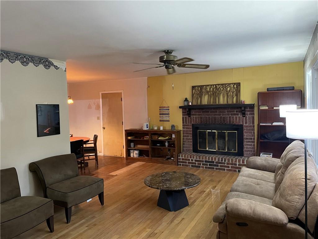 Photo 2 of 205 E Maple Street
