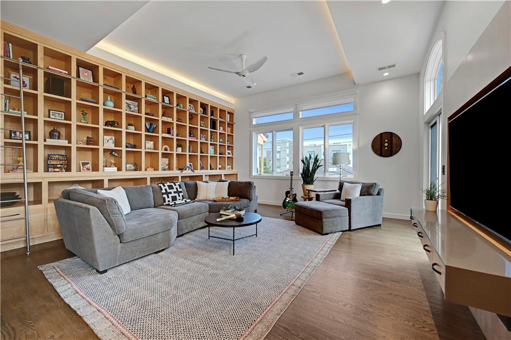 Photo of 5038 Walnut Street