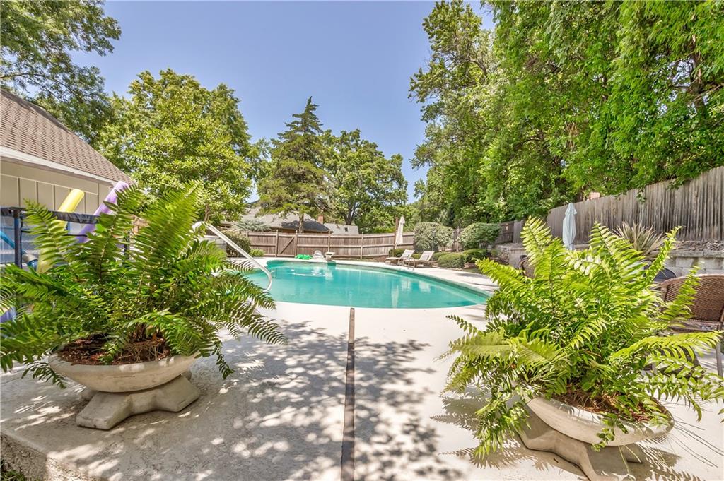 Photo 4 of 9853 Rosewood Drive