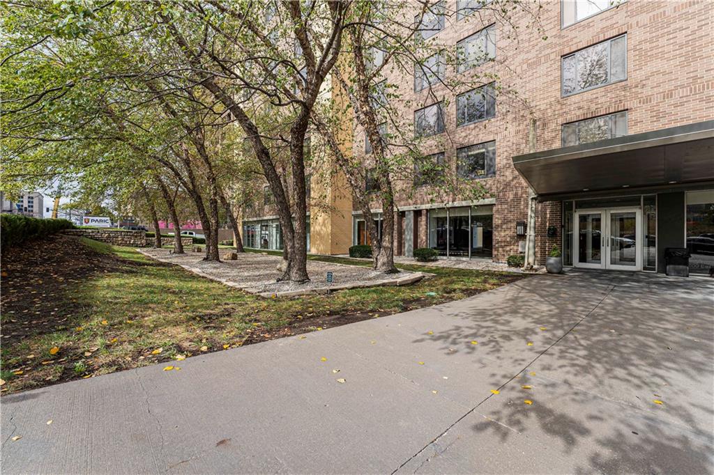 Photo 2 of 600 E 8th Street #4F