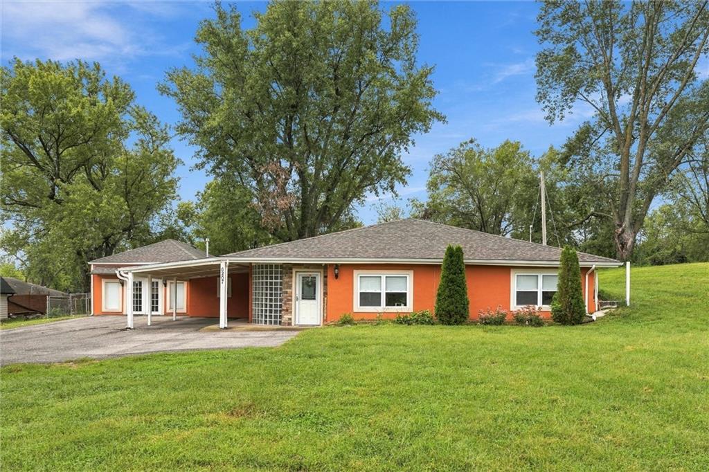 Photo 2 of 6207 Leavenworth Road