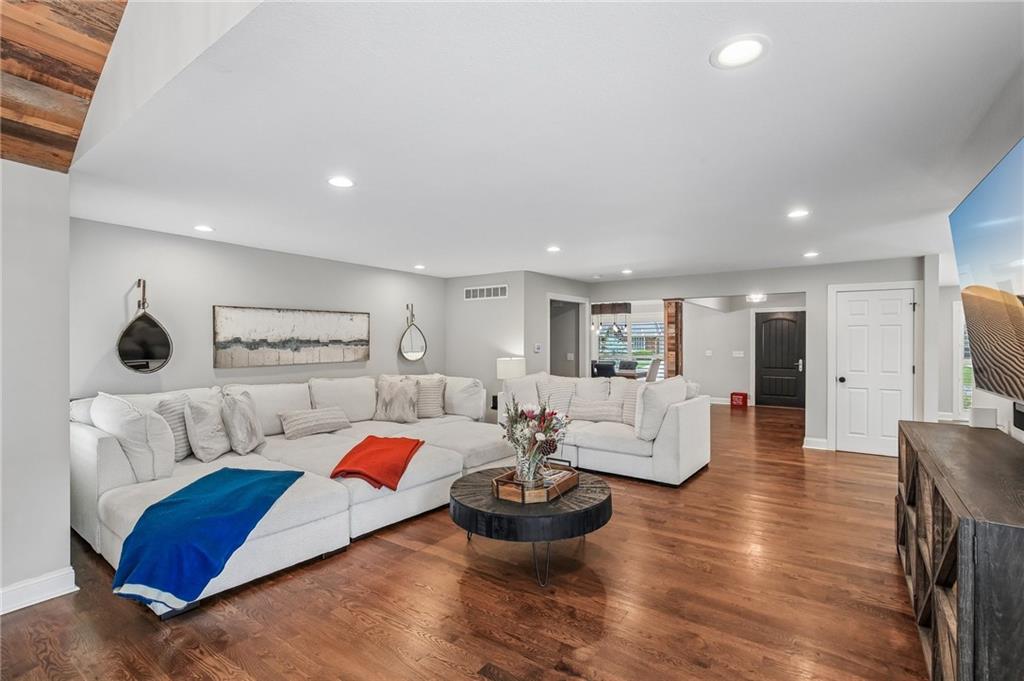 Photo 6 of 9029 Rosewood Drive