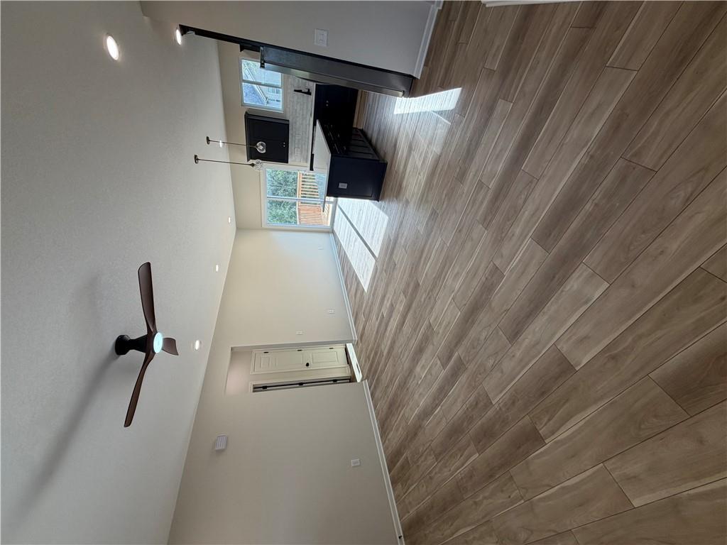Photo 5 of 1415 Thomas Drive