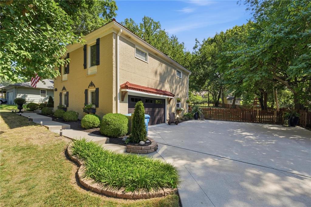 Photo 3 of 5405 W 80th Street