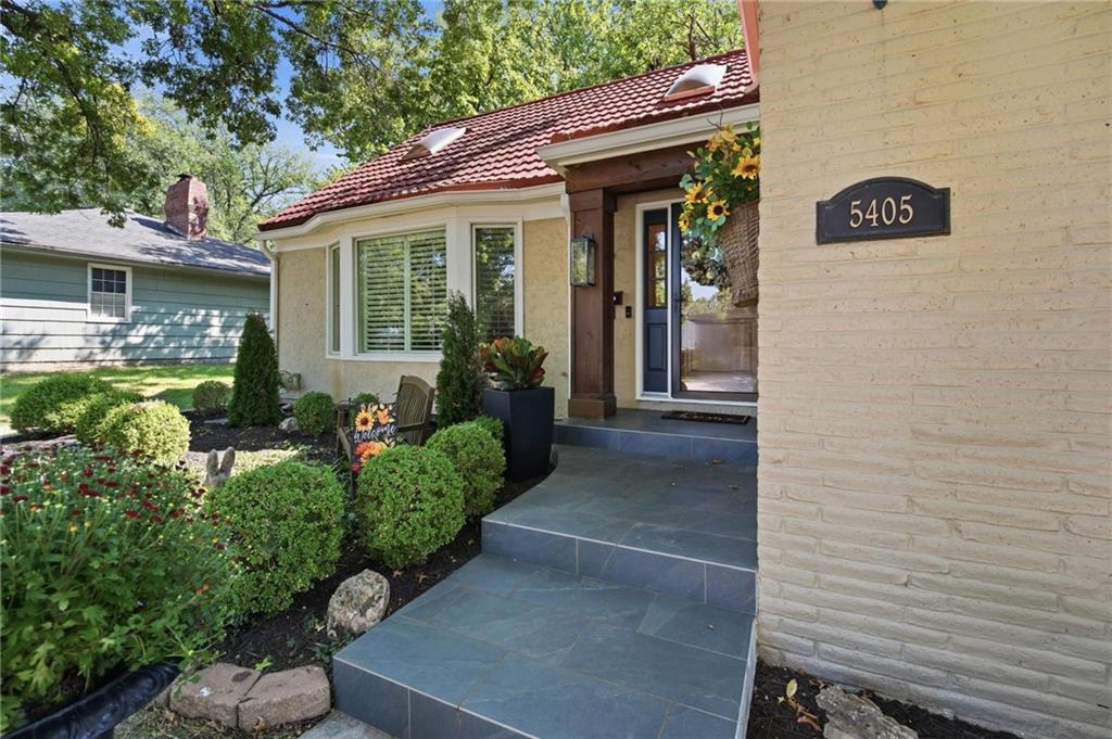 Photo 4 of 5405 W 80th Street