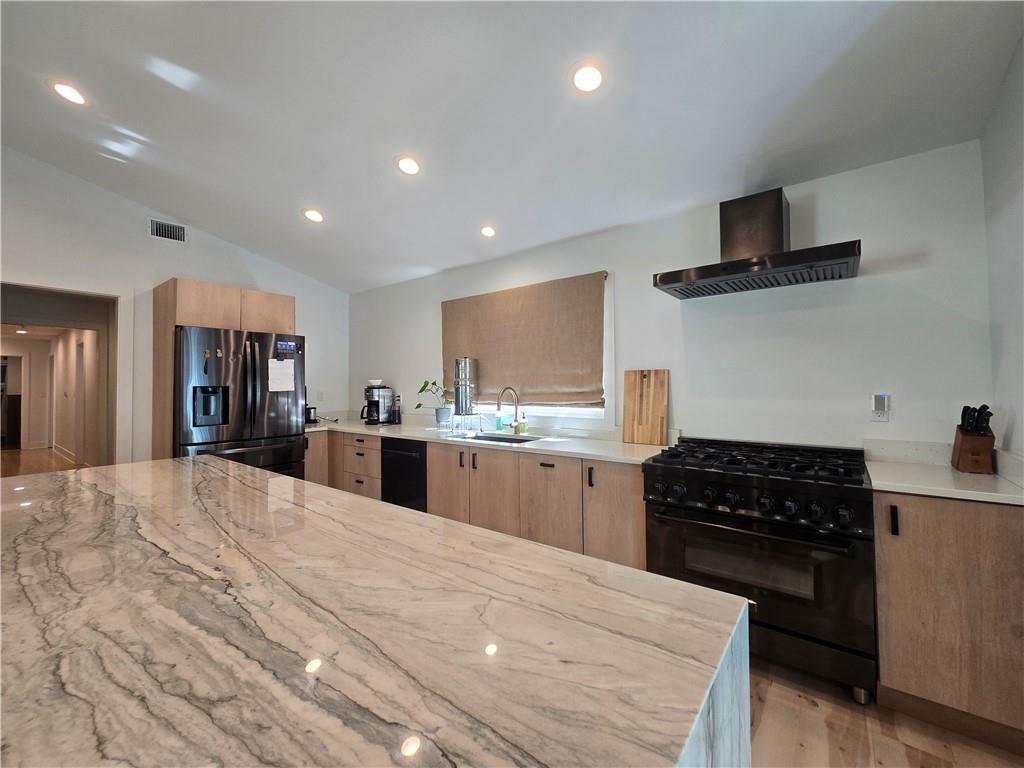Photo 5 of 7142 FOREST Avenue