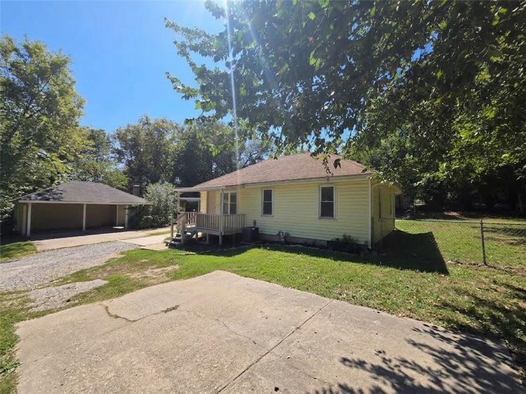Photo 3 of 1112 Leslie Street