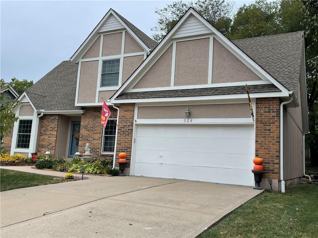 Photo of 524 NE Victoria Drive in Lee's Summit, MO