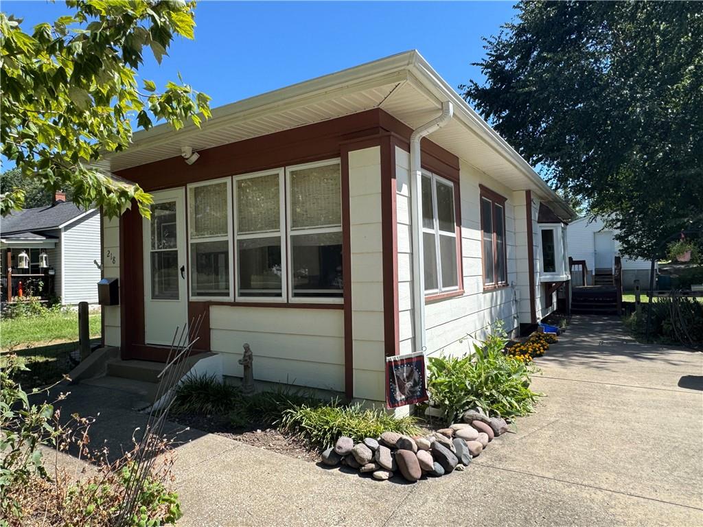 Photo 4 of 218 N Campbell Street