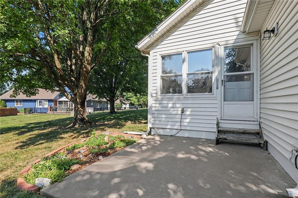 Photo 5 of 616 SW Hoke Lane