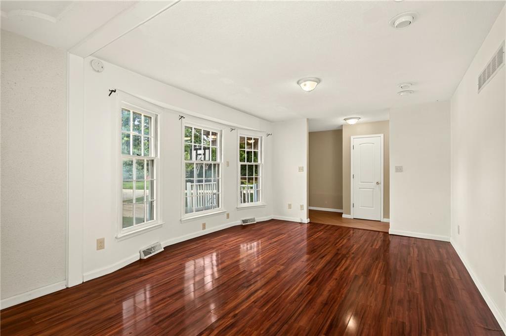 Photo 4 of 5725 Earnshaw Street
