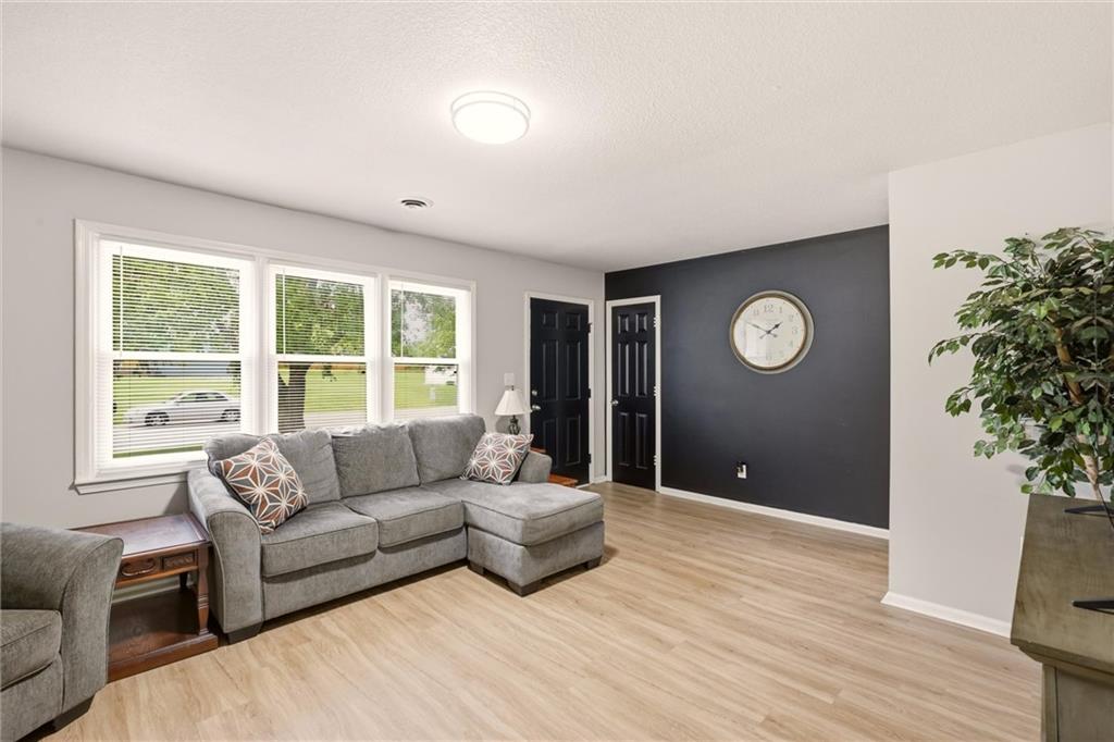 Photo 3 of 505 Quincy Boulevard