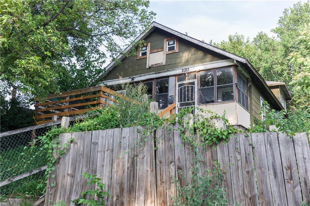 Photo 3 of 2023 Brighton Avenue