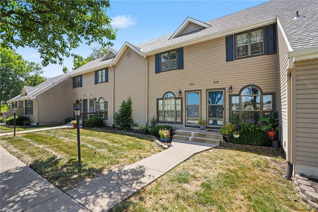 Photo of 214 Stonebridge Lane in Smithville, MO