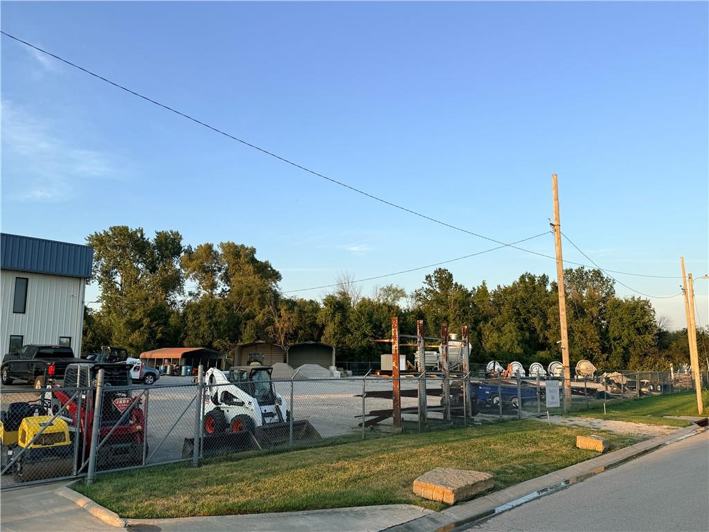 Photo 4 of 701 Squire Court