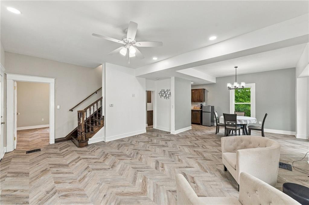 Photo 4 of 1432 W Walnut Street