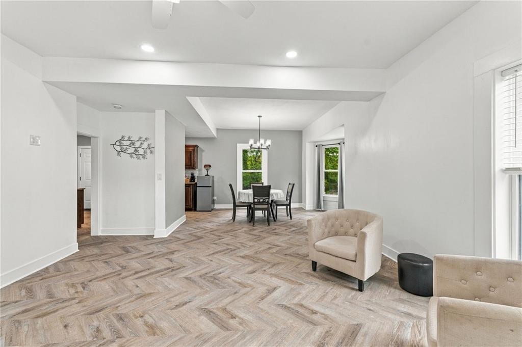 Photo 5 of 1432 W Walnut Street