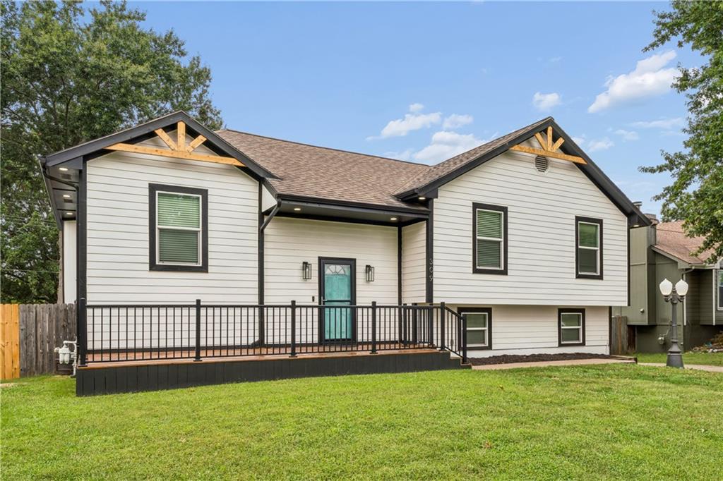 Photo 2 of 309 NE Brookwood Drive