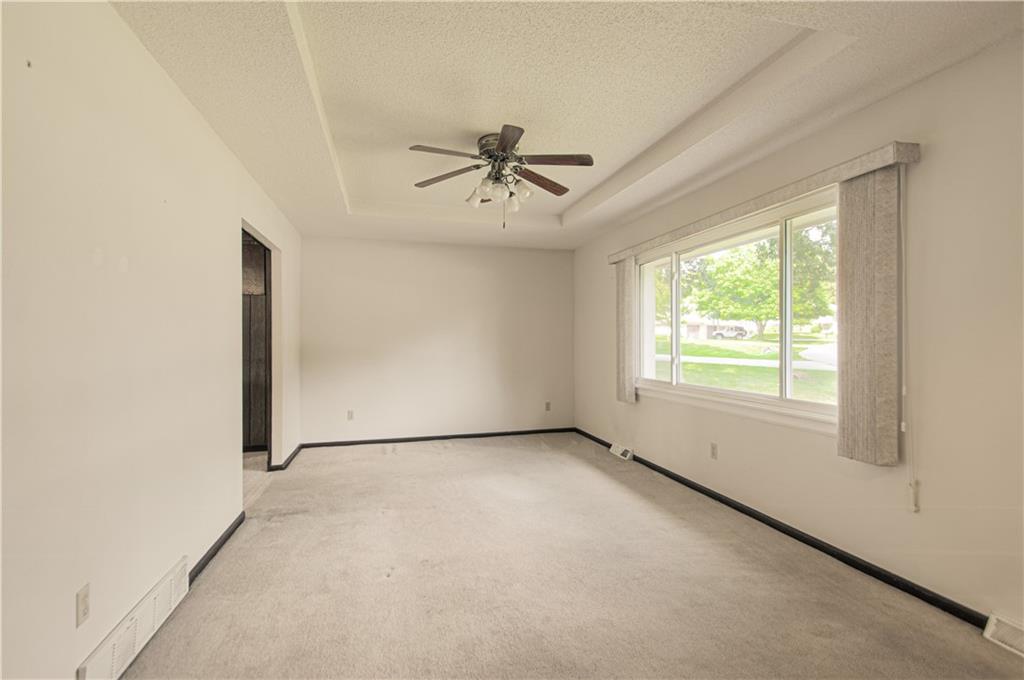 Photo 4 of 15323 S Circle Drive