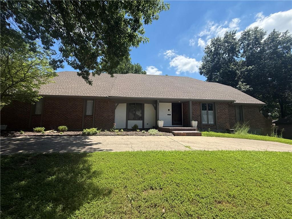 Photo of 205 NW Hillcrest Lane in Lee's Summit, MO