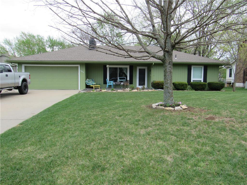 Photo of 303 SW Pryor Road in Lee's Summit, MO